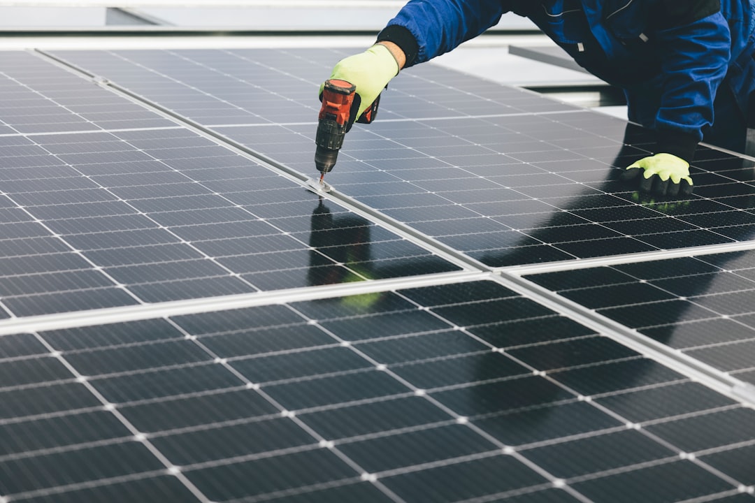Paneles solares instalados en tejado conectados a sistema de aire acondicionado