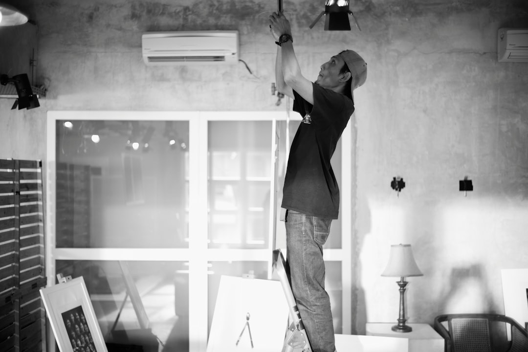Instalador profesional realizando la renovación de un sistema de climatización eficiente en vivienda