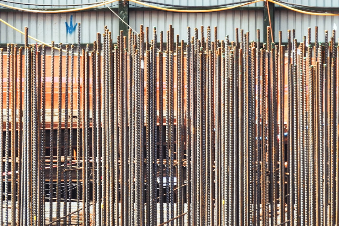 Técnico revisando preinstalación de aire acondicionado con tuberías de cobre en obra nueva