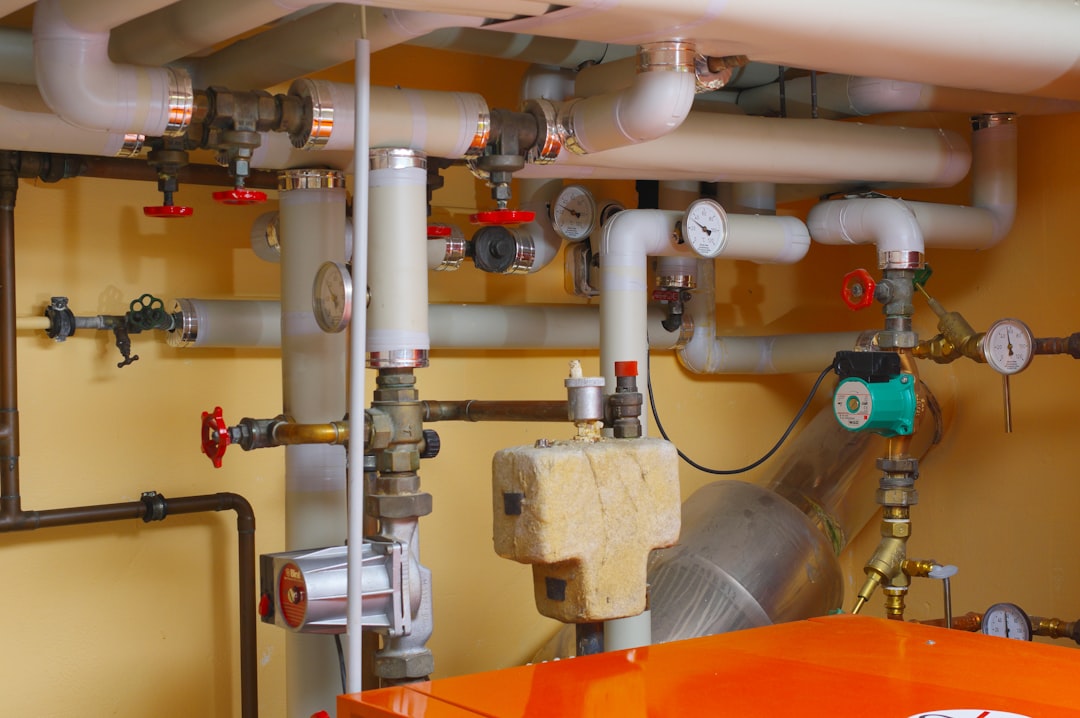 Instalación de tuberías y válvulas de sistema de calefacción por gas en proceso de sustitución