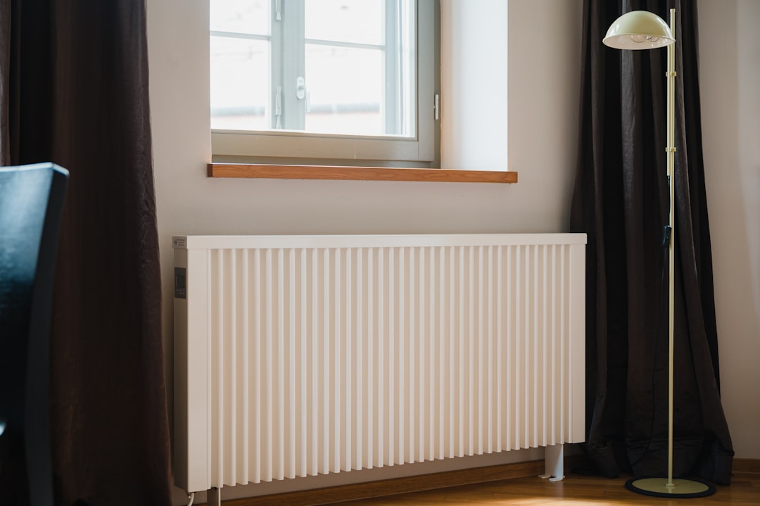 Radiador blanco en vivienda con sistema hibrido de calefaccion caldera gas y aerotermia