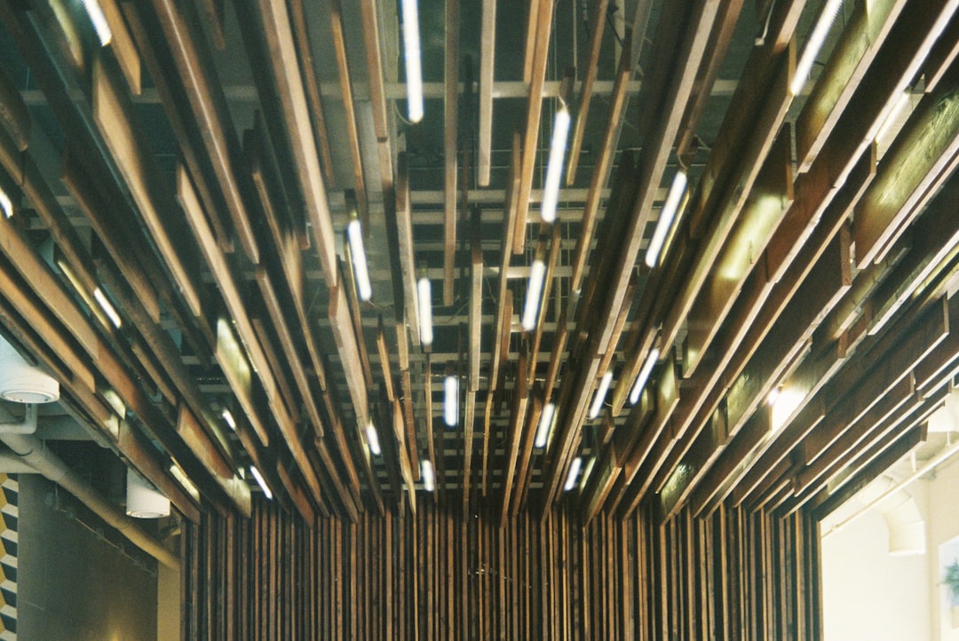 Tuberías de cobre para instalación de aire acondicionado con diferentes diámetros y conexiones