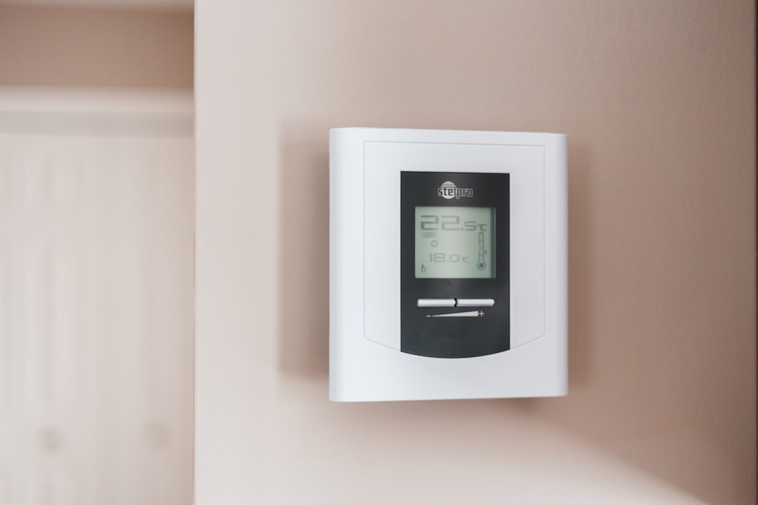 Termostato digital de aire acondicionado mostrando temperatura de 19 grados para control de zonificacion