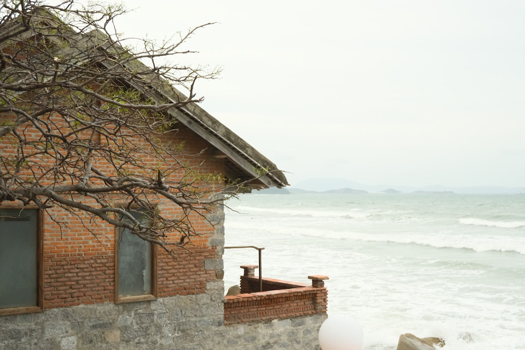 Unidad exterior de aire acondicionado en vivienda en primera línea de playa con protección anti-salitre