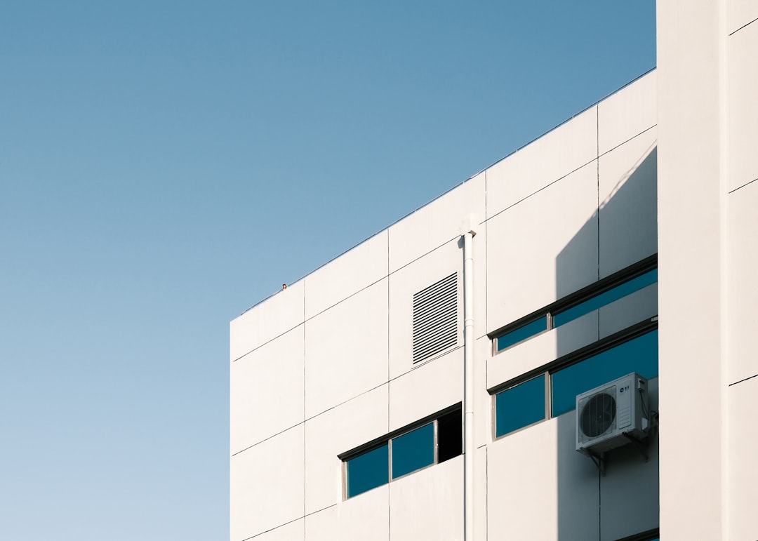 Unidad exterior de aire acondicionado instalada en fachada de edificio que requiere limpieza profesional