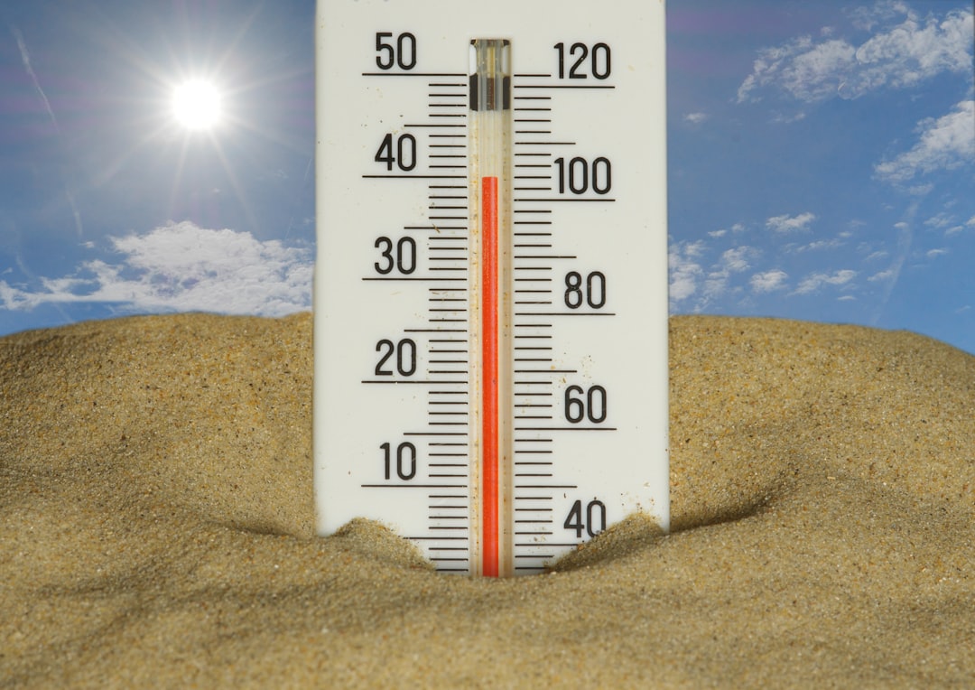 Termómetro marcando temperatura muy alta en verano, indicando la necesidad de mantenimiento del aire acondicionado