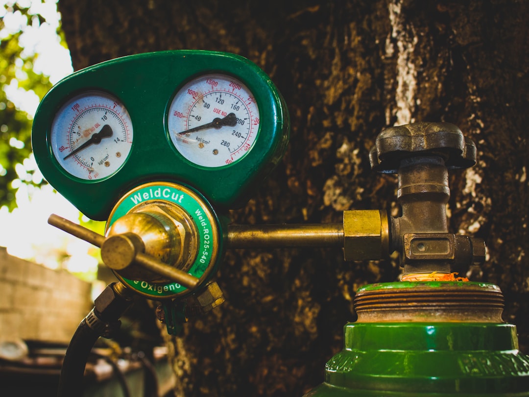 Técnico profesional recargando gas refrigerante R32 en equipo de aire acondicionado