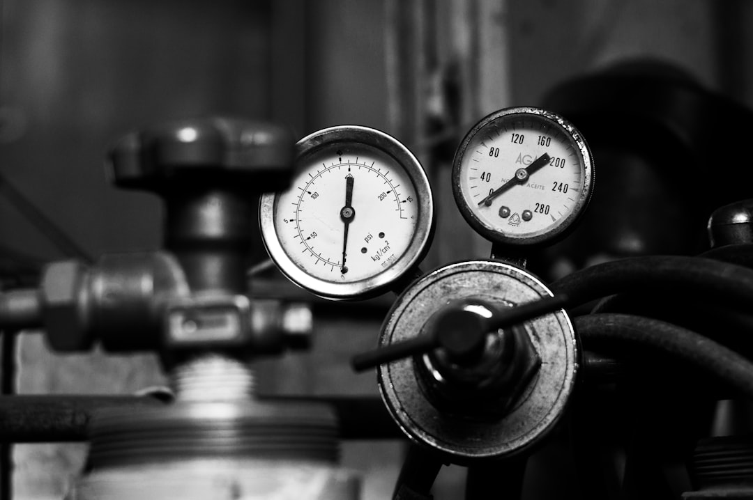 Manómetro técnico midiendo presión de gas refrigerante R410A en aire acondicionado