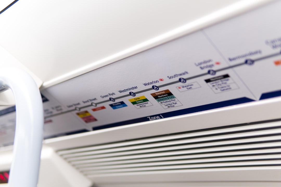 Protector de sobretensiones instalado en cuadro eléctrico junto a unidad de aire acondicionado