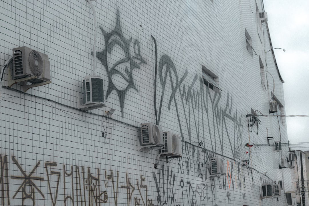 Unidades exteriores de aire acondicionado instaladas en fachada de edificio expuestas a la intemperie