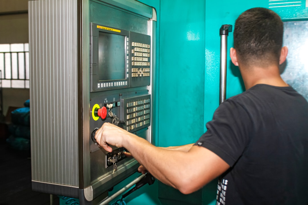 Técnico profesional realizando revisión anual de aire acondicionado split