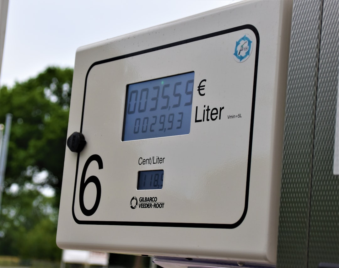 Medidor eléctrico mostrando consumo elevado de aire acondicionado