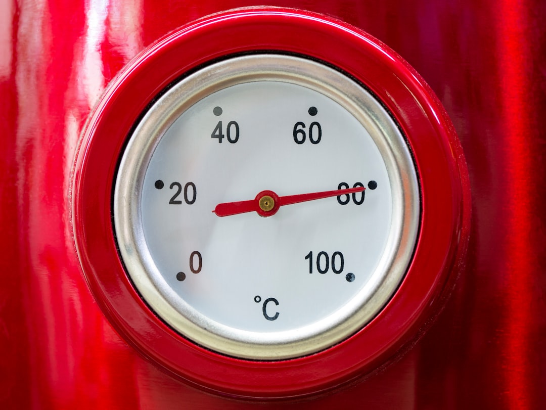Termómetro indicando temperatura de un sistema de climatización con pérdida de rendimiento