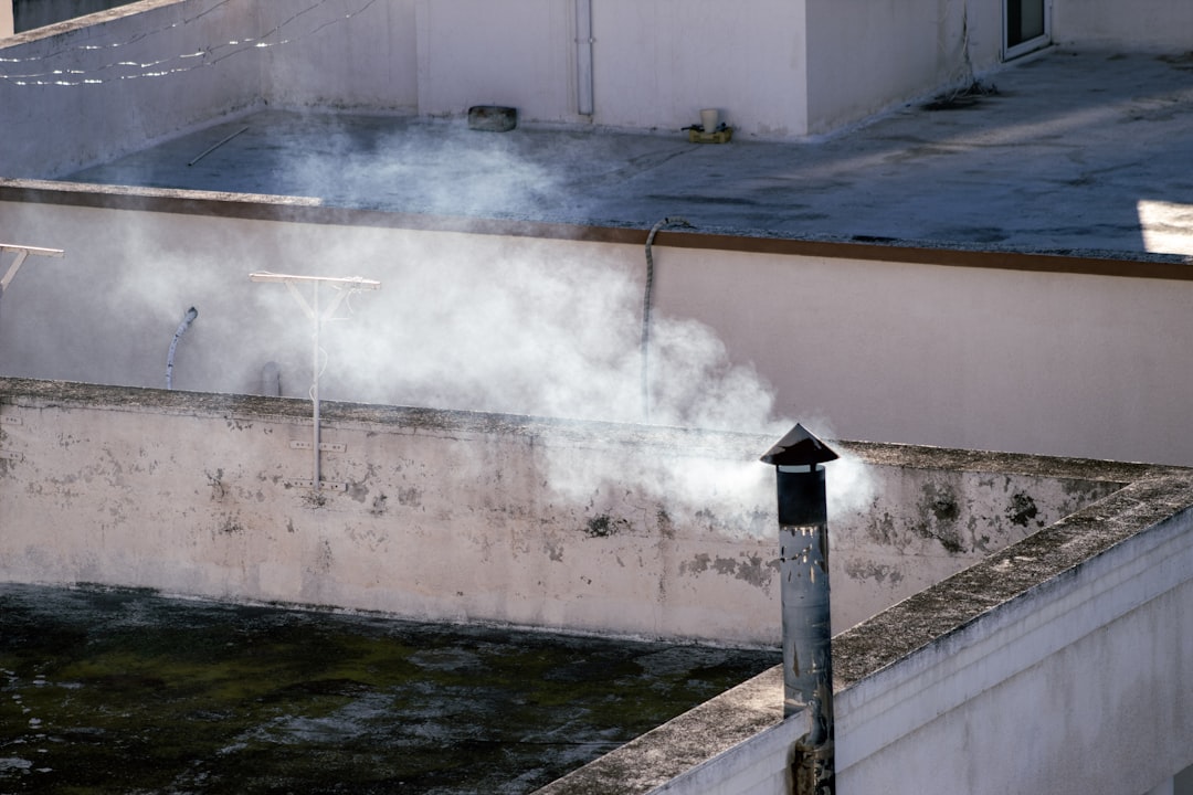 Humo saliendo de componentes eléctricos indicando sobrecalentamiento y riesgo de incendio