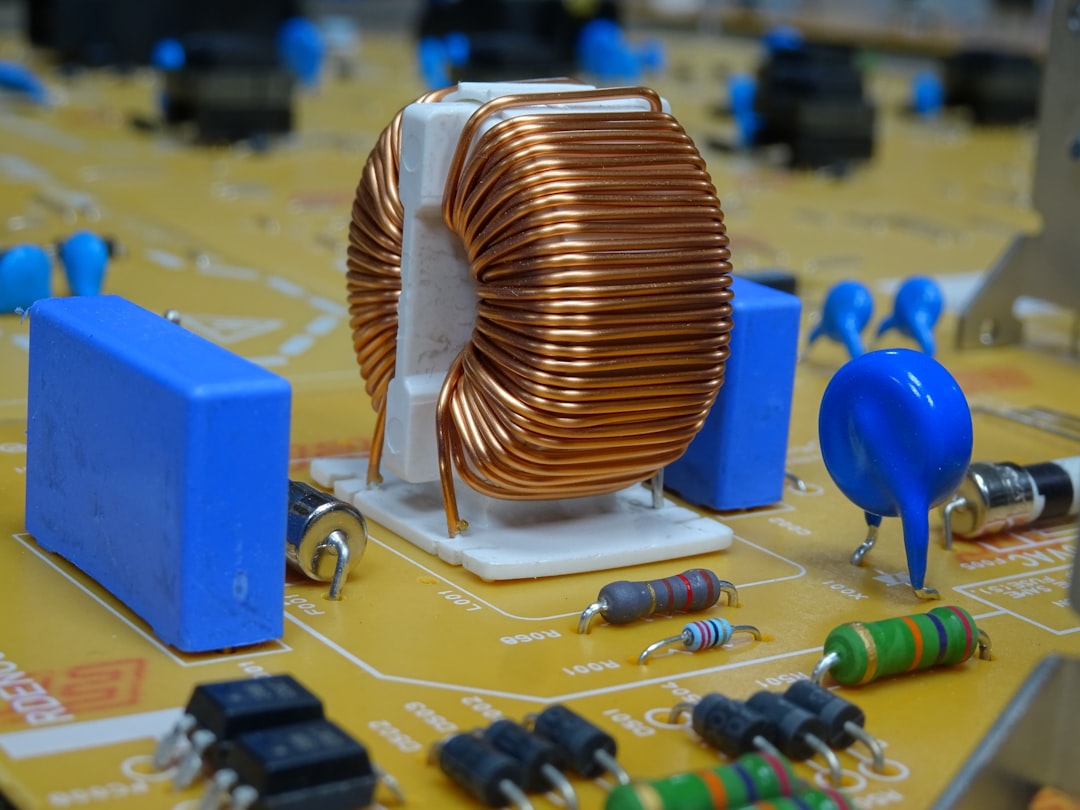 Placa electrónica de aire acondicionado mostrando componentes que pueden causar vibraciones