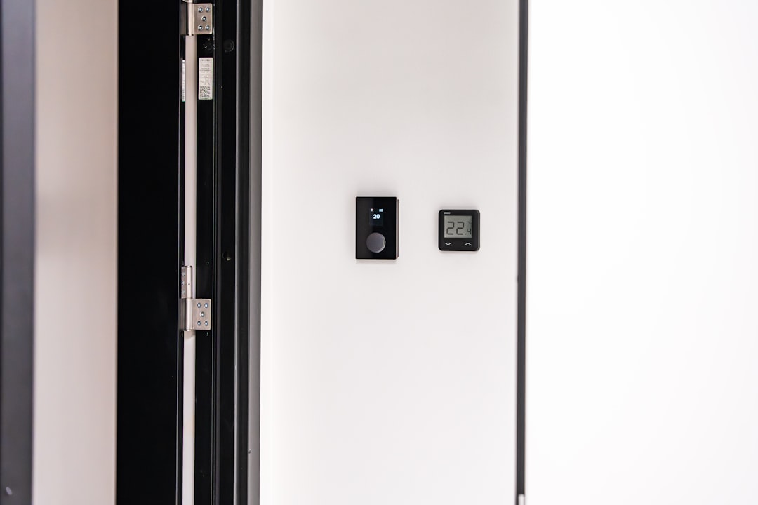 Panel de control de termostato moderno en pared para climatización del hogar