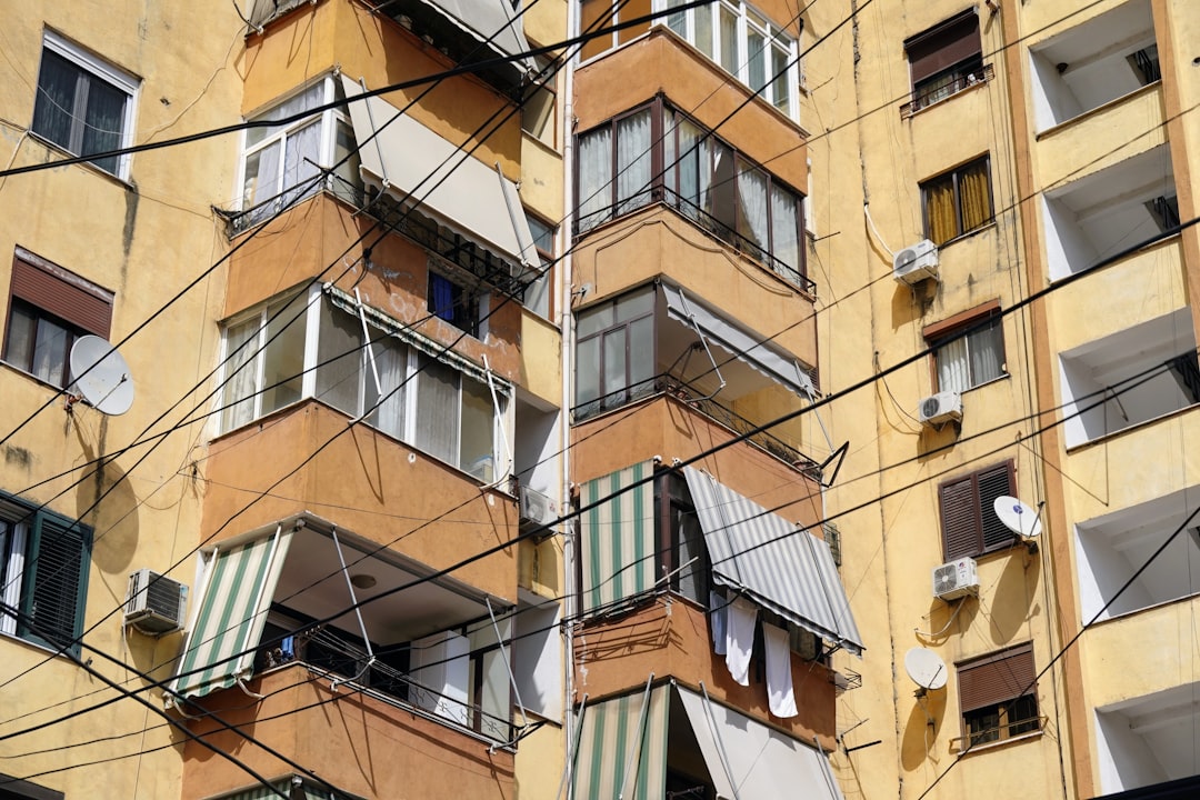 Unidades exteriores de aire acondicionado en fachada de edificio con circuitos frigoríficos expuestos