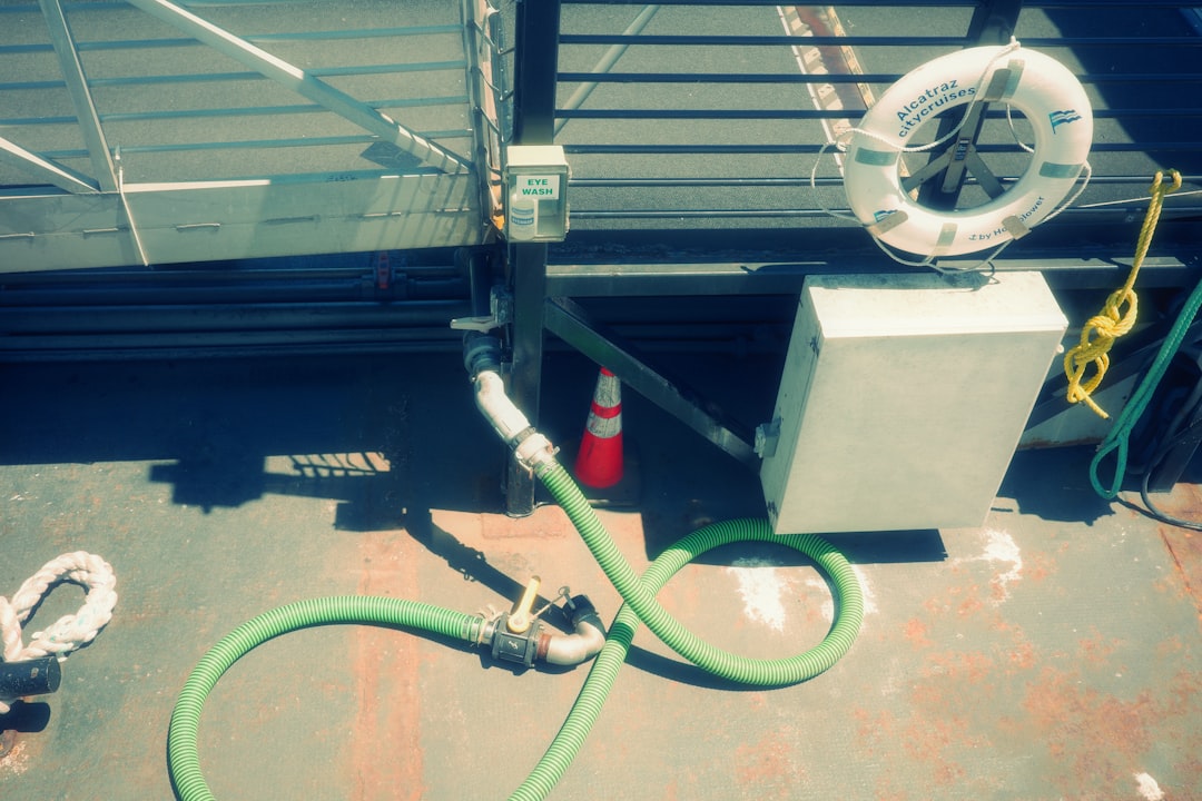 Técnico HVAC inyectando tinte UV fluorescente en circuito de aire acondicionado para detectar microfugas