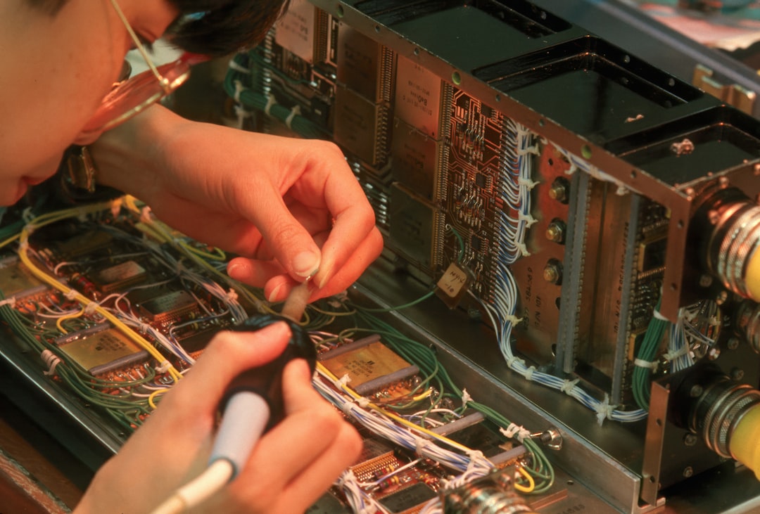 Técnico de climatización diagnosticando sensor NTC de aire acondicionado con multímetro
